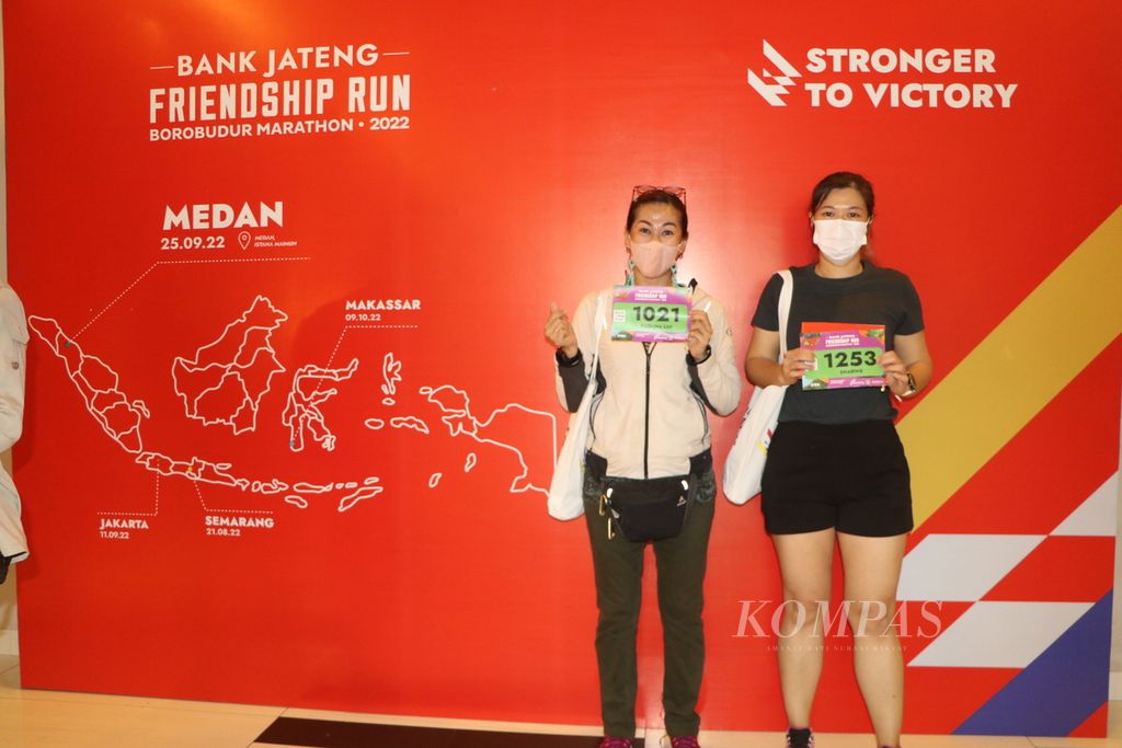 Paolina Lim (39), pelari dari komunitas Medan Merdeka Runners, dan Sharine (28) dari Banana Runners berfoto setelah mendapat <i>race pack </i>untuk Bank Jateng Friendship Run 2022, di Medan, Sabtu (24/9/2022). Friendship Run yang merupakan bagian dari Borobudur Marathon 2022 itu akan dilaksanakan di Medan, Minggu (25/9/2022). 
