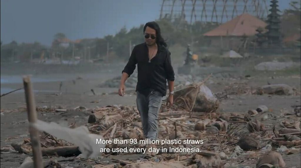 Tangkapan layar dari cuplikan film dokumenter yang berjudul <i>Pulau Plastik </i>garapan Visinema Pictures. Film yang pertama kali diputar di bioskop di Bali pada 22 April 2021 ini menyajikan persoalan sampah plastik yang mencemari lingkungan. 