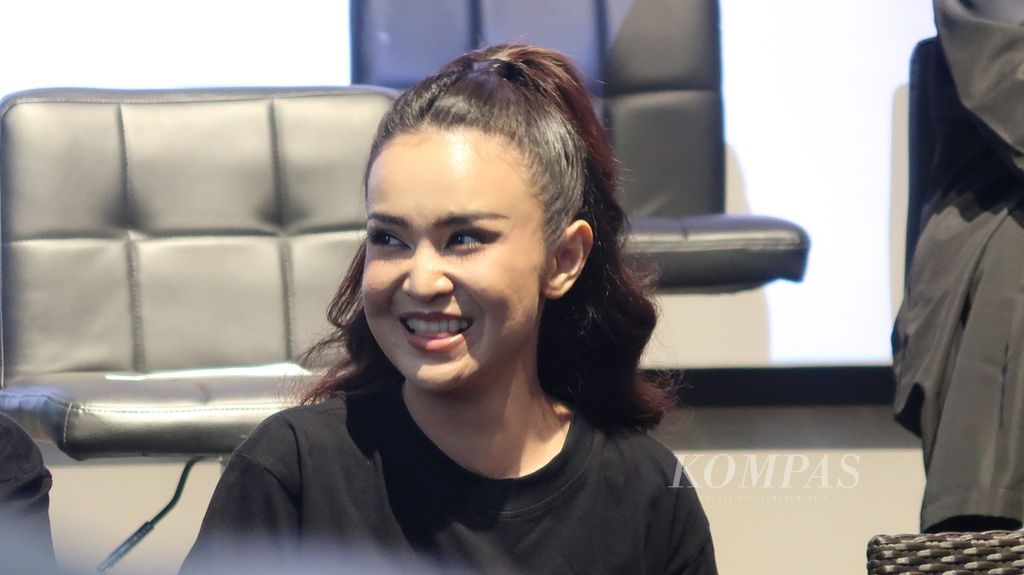 Aktris Michelle Ziudith saat menghadiri konferensi pers perilisan film <i>Kejar Mimpi Gaspol!</i> di Jakarta, Minggu (2/7/2023). 