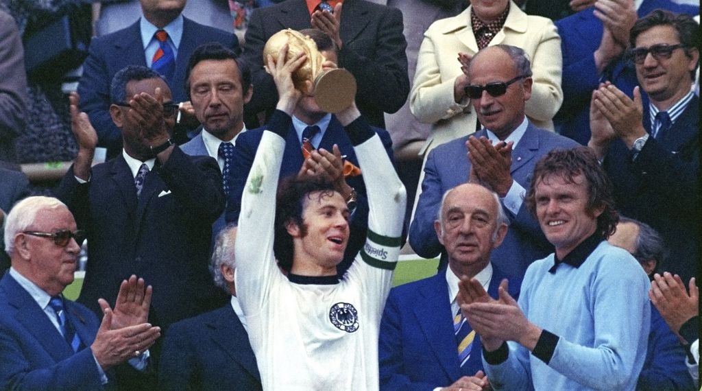 Kapten tim Jerman Barat, Franz Beckenbauer, mengangkat trofi juara Piala Dunia 1974 di Stadion Munich Olympic, Jerman, 7 Juli 1974. Beckenbauer yang pernah mengangkat trofi juara Piala Dunia sebagai pemain dan pelatih meninggal dalam usia 78 tahun, Minggu (7/1/2024). 