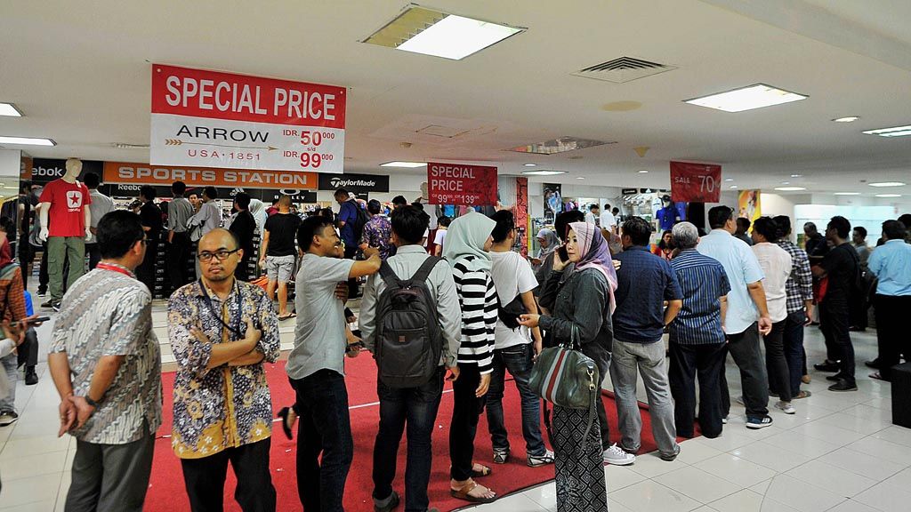 Pengunjung antre untuk berbelanja di toko ritel Lotus, Jakarta, yang menawarkan potongan harga khusus untuk menghabiskan stok barang, Selasa (24/10). 
