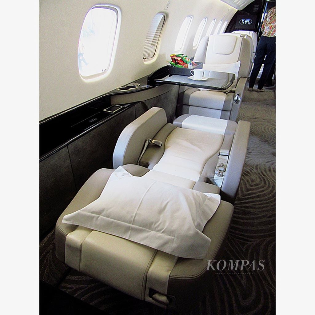 Interior pesawat jet eksekutif Embraer Legacy 650 yang dioperasikan Premiair. Tampak kursi penumpang yang semuanya bisa direbahkan hingga 180 derajat untuk memberi kesempatan penumpangnya beristirahat dengan nyaman sepanjang penerbangan. 