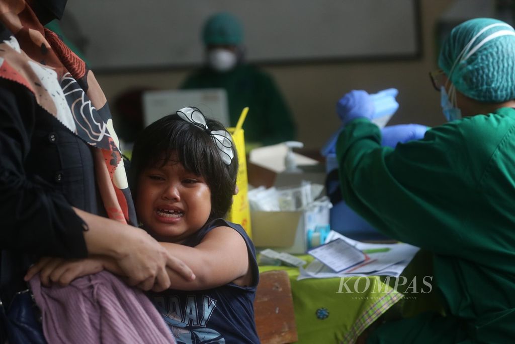 Siswa usia 6-11 tahun menerima vaksin Covid-19 dosis kedua di sekolahnya, SD Negeri 11 Batu Ampar, Kramatjati, Jakarta Timur, Jumat (14/1/2022). Percepatan vaksin untuk anak-anak tersebut dilakukan demi suksesnya pembelajaran tatap muka. 