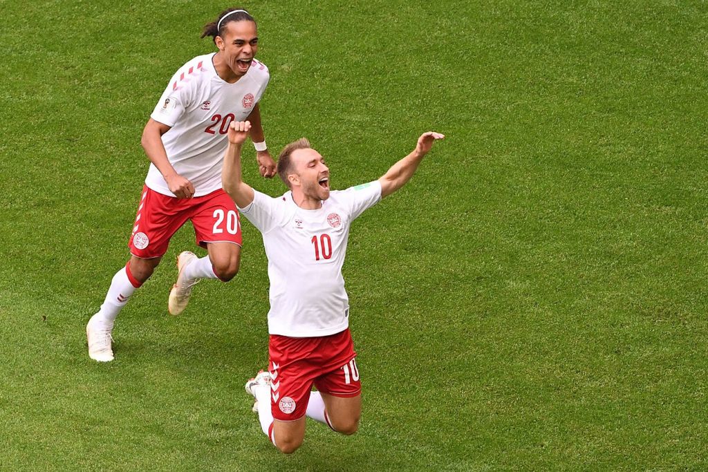 Pemain timnas Denmark, Christian Eriksen (kanan), merayakan golnya ke gawang Australia pada laga Grup C Piala Dunia Rusia 2018 di Stadion Samara Arena, Samara, Rusia, 21 Juni 2018.