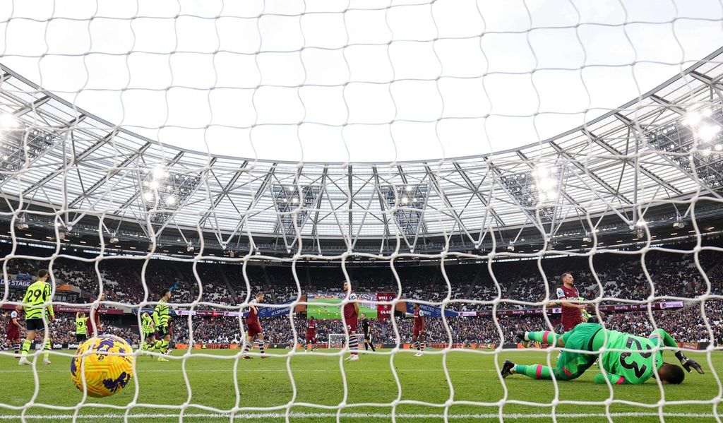 Penjaga gawang West Ham Alphonse Areola gagal menyelamatkan gawangnya saat pertandingan Liga Inggris antara West Ham United dan Arsenal di Stadion London, Minggu (11/2/2024). 