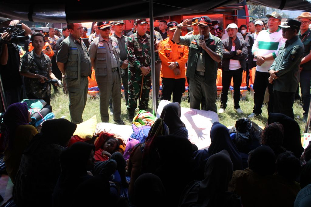 Kepala Badan Nasional Penanggulangan Bencana Letjen TNI Suharyanto mengunjungi dan memberikan arahan kepada warga di tenda pengungsian di Desa Cibeureum, Kecamatan Kertasari, Kabupaten Bandung, Jawa Barat, Kamis (19/9/2024).