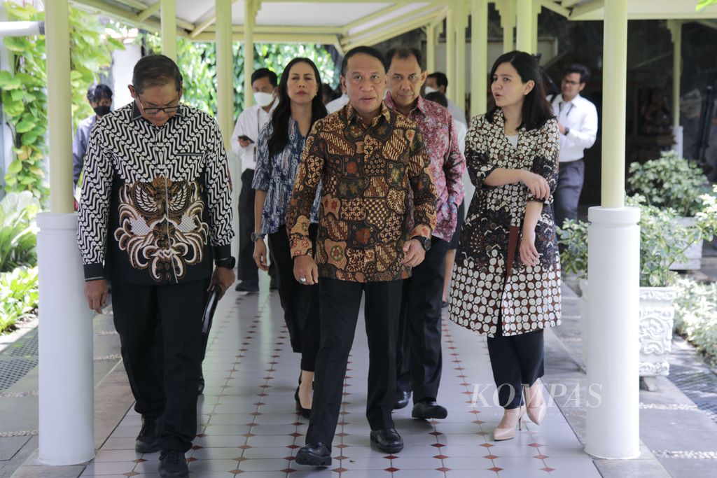 Wakil Ketua Umum PSSI yang juga Menteri Pemuda dan Olahraga Zainudin Amali bersama Wakil Ketua PSSI Ratu Tisha Destria seusai bertemu Presiden Joko Widodo di Istana Kepresidenan, Jakarta, Senin (20/2/2023). 