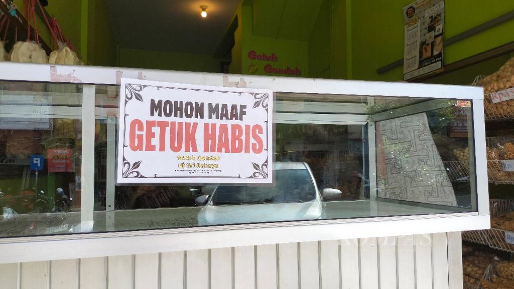 Persediaan getuk, makanan khas Magelang, di Pasar Rejowinangun, Kota Magelang, Jawa Tengah, habis diserbu pembeli pada Kamis (27/4/2023) siang.