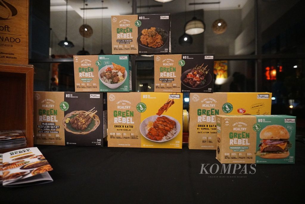 Produk-produk daging nabati Green Rebel dipamerkan di Manado, Sulawesi Utara, Sabtu (5/2/2022).
