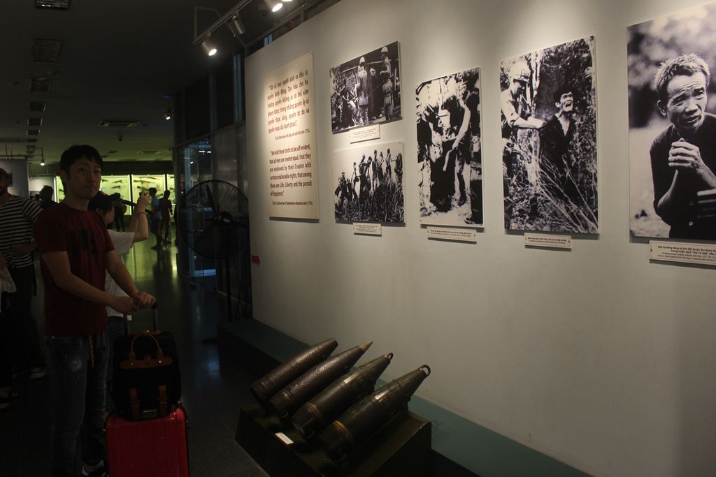Ilustrasi museum. Beberapa pengunjung melihat peralatan perang di Museum Perang yang terletak di kota Ho Chi Minh, Vietnam, Kamis (28/11/2019). Museum ini menunjukkan peristiwa Perang Vietnam yang terjadi di negara tersebut.