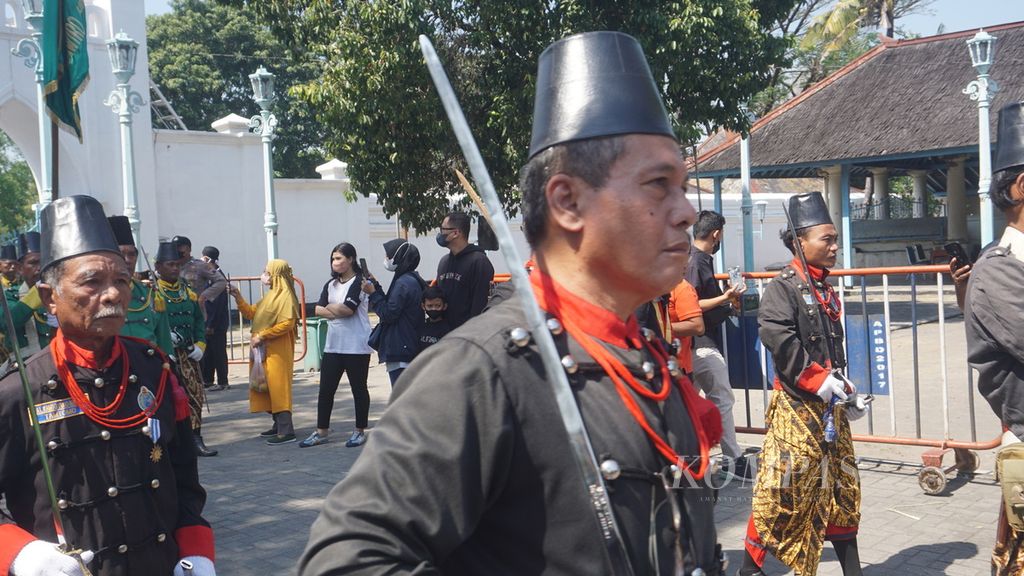 Arak-arakan abdi dalem memasuki kompleks Masjid Agung Keraton Kasunanan Surakarta dalam perayaan Garebek Besar, di Kota Surakarta, Jawa Tengah, Minggu (10/7/2022). 