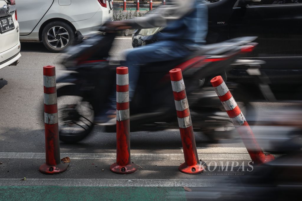 <i>Stick cone </i>pembatas lajur sepeda yang rusak di Jalan Penjernihan I, Jakarta Pusat, Minggu (12/3/2023). 