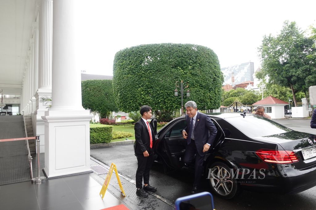 Menteri Luar Negeri Malaysia Mohamad bin Hasan saat keluar dari mobilnya di kompleks Istana Kepresidenan Jakarta, Selasa (6/2/2024). Menlu Hasan selanjutnya melakukan kunjungan kehormatan kepada Presiden Jokowi.