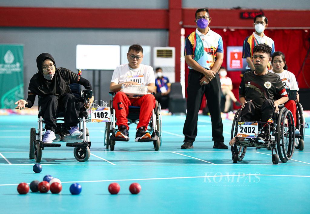 Atlet boccia Indonesia, Wening Prabawati (kiri), yang berpasangan dengan Fendy Pamungkas melakukan lemparan saat menghadapi atlet boccia Filipina, Ramon Reyemmanuel/Michelle Fernandez, pada nomor BC4-002 ganda campuran di babak round robin final ASEAN Para Games 2022 di Surakarta, Kamis (4/8/2022).