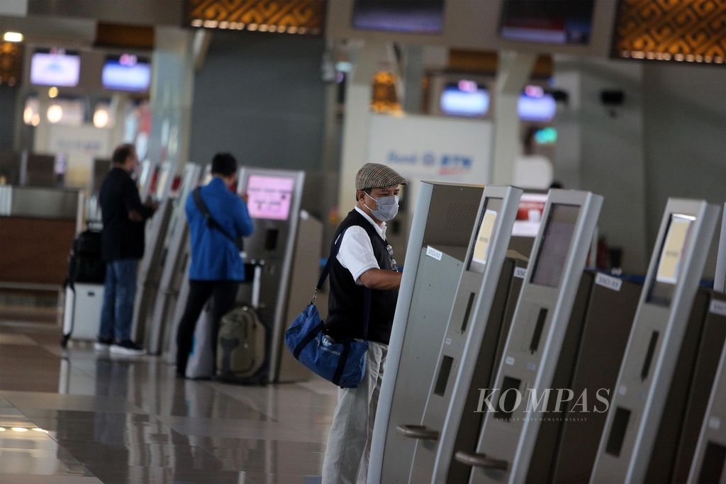 Calon penumpang melakukan <i>check in</i> secara mandiri di Terminal 3 Bandara Soekarno-Hatta, Tangerang, Senin (2/3/2020). 