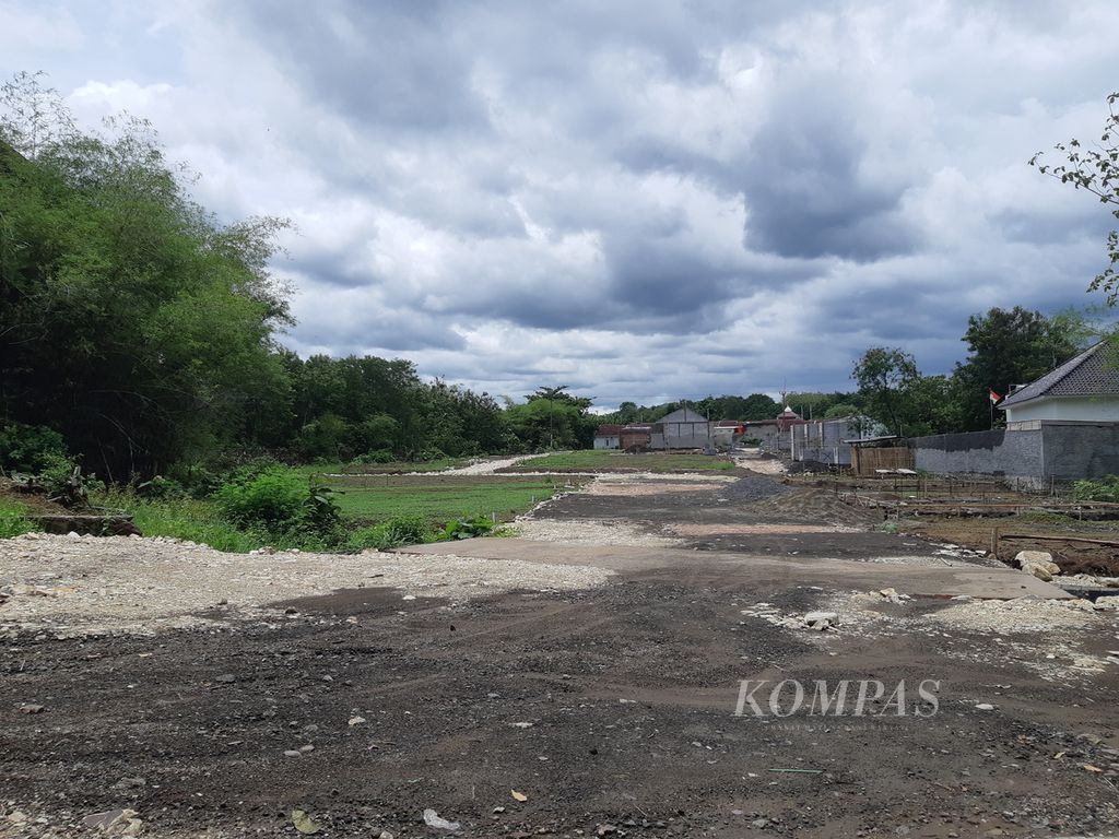 Potret lokasi pembangunan perumahan di Blok Surapandan, Kelurahan Argasunya, Kecamatan Harjamukti, Kota Cirebon, Jawa Barat, Rabu (26/10/2022). Sejumlah perumahan tengah dibangun di Kelurahan Argasunya.