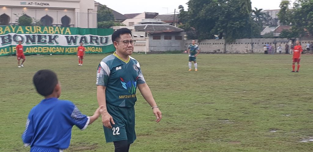 Abdul Muhaimin Iskandar saat bermain sepak bola di Stadion Desa Wedoro, Sidoarjo, Jawa Timur, Selasa (28/11/2023). Permainan sepak bola ini merupakan bagian dari kampanye di hari pertama. 