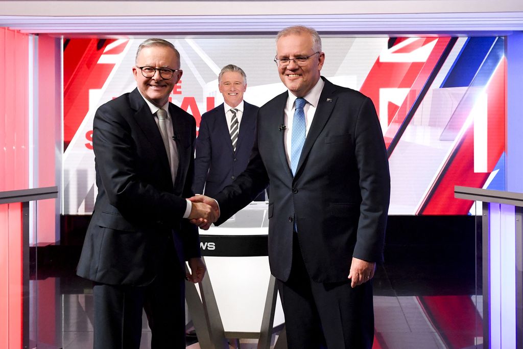 Pemimpin Partai Liberal Scott Morrison (kanan) dan pemimpin Partai Buruh Anthony Albanese  berjabat tangan seusai mengikuti debat pemilu, di Sydney, 11 mei 2022. 