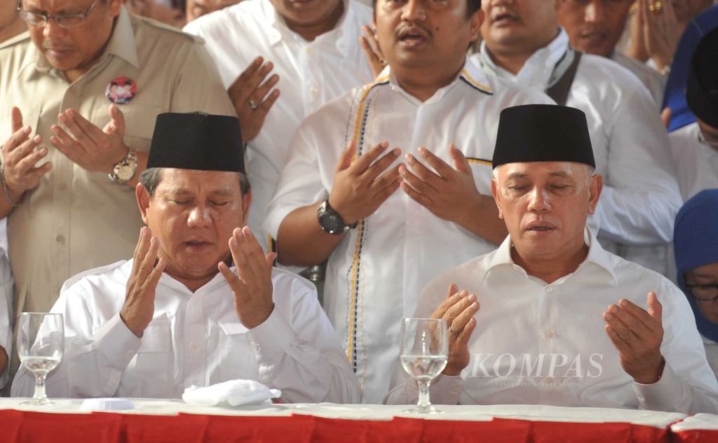 Pasangan capres-cawapres Prabowo Subianto-Hatta Rajasa berdoa saat pendeklarasian diri di Rumah Polonia, Jakarta, Senin (19/5/2014). Prabowo-Hatta didukung Partai Gerindra, PAN, PPP, PKS, PBB, dan Partai Golkar. 