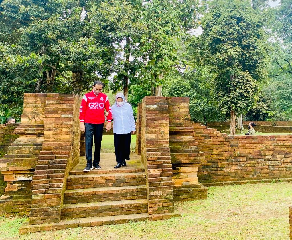Presiden Joko Widodo dan Nyonya Iriana meninjau Candi Kedaton di Kawasan Cagar Budaya Nasional (KCBN) Muaro Jambi, Kabupaten Muaro Jambi, Provinsi Jambi, Kamis (7/4/2022). Kawasan ini akan direstorasi dan dilestarikan.