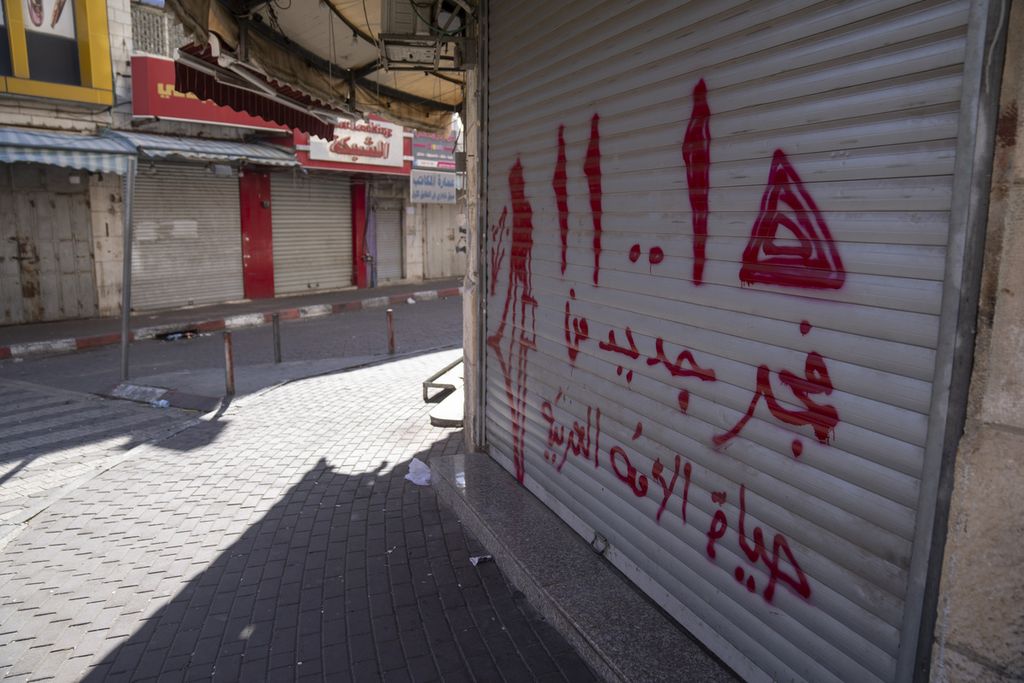 Toko-toko Palestina tutup sebagai bentuk solidaritas terhadap Gaza di pusat komersial kota Ramallah, Tepi Barat, Senin (11/12/2023). 