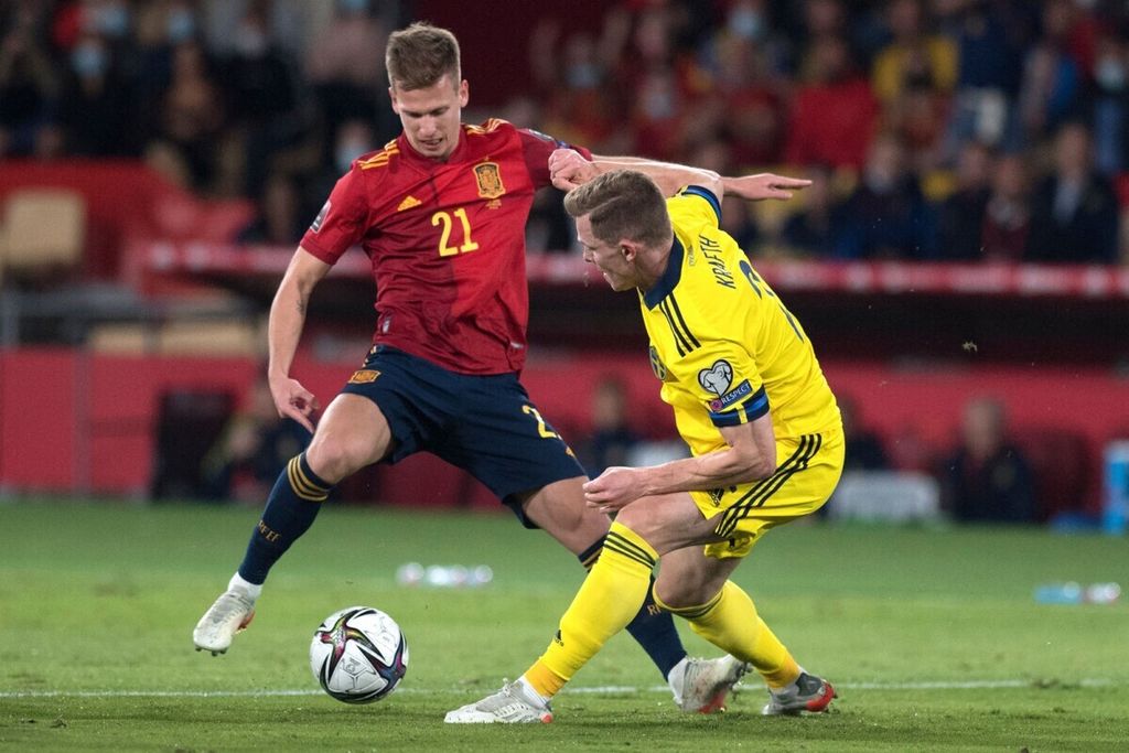 Penyerang Spanyol, Dani Olmo (kiri), berebut bola dengan bek Swedia, Emil Krafth, pada laga penyisihan Piala Dunia Qatar 2022, Senin (15/11/2021) dini hari WIB. Spanyol menang 1-0 pada laga itu.