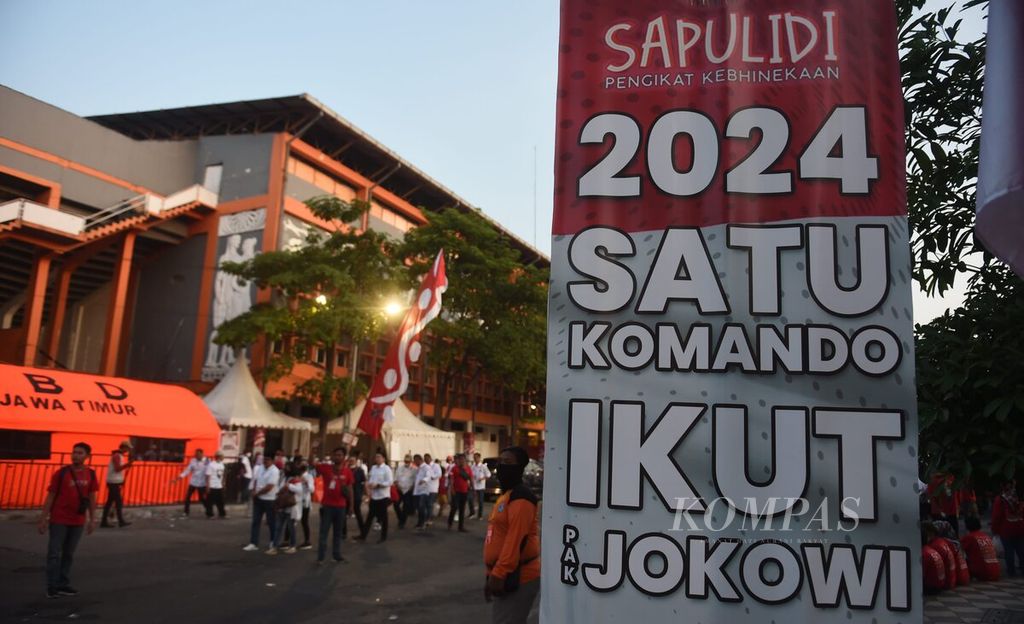 Banner bertuliskan 2024 Satu Komando Ikut Pak Jokowi dipasang di Stadion Gelora 10 November saat berlangsung Konser Satu Komando Sapu Lidi, Kota Surabaya, Jawa Timur, Minggu (21/8/2022). 