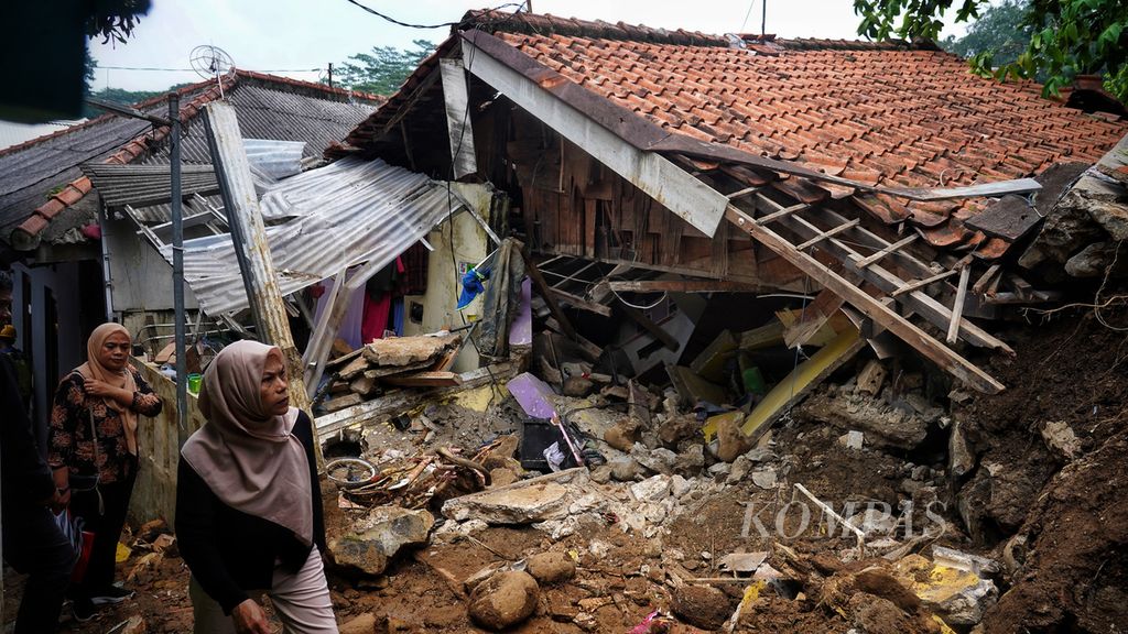 Warga berdatangan melihat rumah yang mengalami kerusakan akibat musibah longsor di Kampung Lebak Kantin, Sempur, Kota Bogor, Jawa Barat, Senin (25/3/2024). 