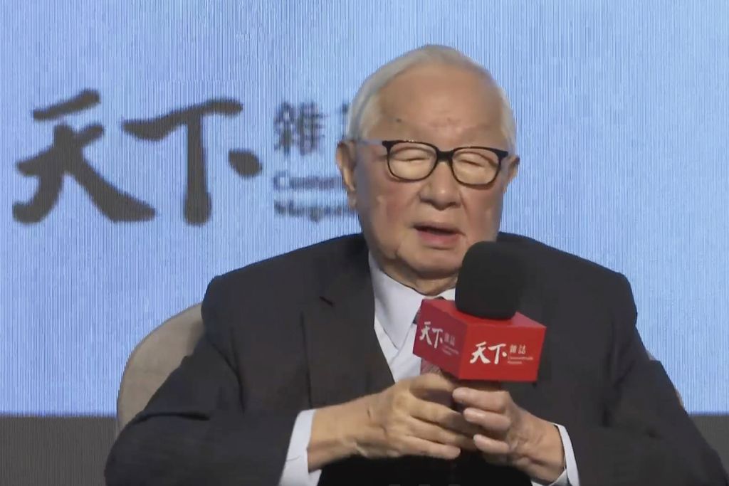 Dalam foto yang diambil dari cuplikan video ini, mantan CEO Taiwan Semiconductor Manufacturing Company (TSMC) Morris Chang berbicara dalam sebuah forum di Taipei, 16 Maret 2023.