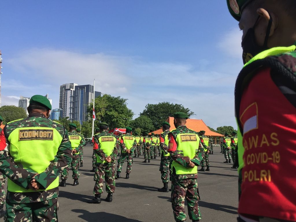 Anggota TNI saat mengikuti apel gelar pasukan dalam rangka operasi yustisi penegakan protokol kesehatan pencegahan pandemi Covid-19 di Lapangan Markas Komando Daerah Militer V/Brawijaya di Surabaya, Jawa Timur, Minggu (31/1/2021).  
