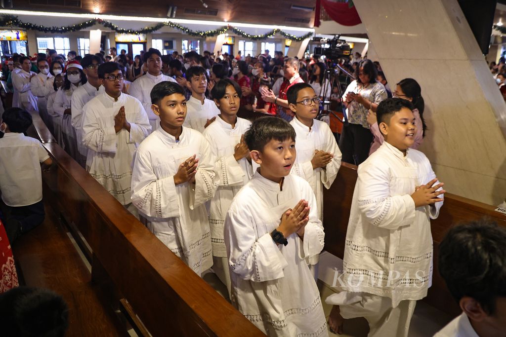 Putra altar meninggalkan ruangan seusai misa Natal untuk anak di Gereja Santo Yohanes Penginjil, Jakarta, Senin (25/12/2023). 