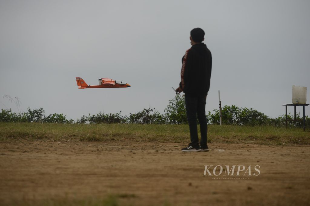 Pehobi aeromodelling menerbangkan pesawat yang dikendalikan dengan <i>radio control</i> di bukit Kemuning, Kecamatan Ngargoyoso, Karanganyar, Jawa Tengah, Juli 2020. 