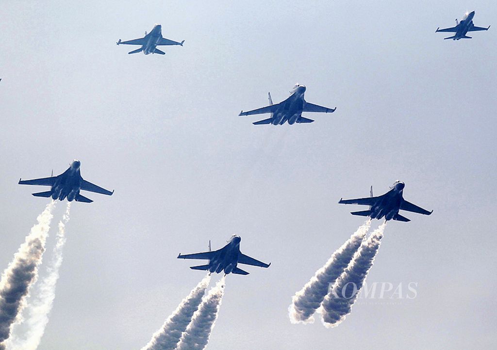 Atraksi udara pesawat tempur Sukhoi dan F-16 TNI Angkatan Udara ikut memeriahkan perayaan HUT TNI AU di Pangkalan Udara TNI AU Halim Perdanakusuma, Jakarta, beberapa waktu lalu. Kompas/Yuniadhi Agung (MYE)