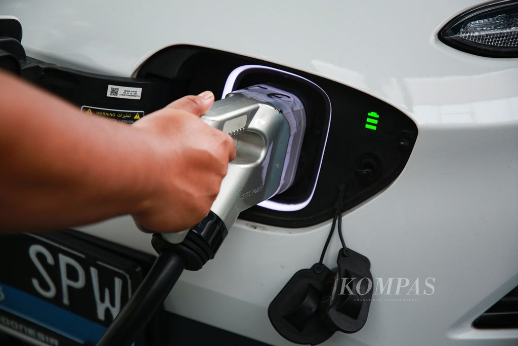 Indikator pengisian daya listrik pada mobil listrik di Stasiun Pengisian Kendaraan Listrik Umum (SPKLU) di kantor Pusat PLN di Jakarta, Kamis (22/9/2022).
