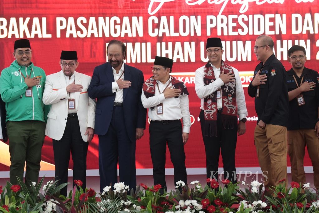 Bakal calon presiden dan bakal calon wakil presiden dari Koalisi Perubahan, Anies Baswedan (ketiga dari kanan) dan Muhaimin Iskandar (tengah) berfoto bersama seusai melakukan pendaftaran pemilihan presiden dan wakil presiden di gedung KPU, Jakarta, Kamis (19/10/2023). 