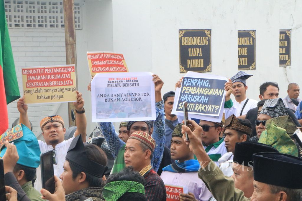 Masyarakat adat dari berbagai komunitas Melayu di Sumatera Utara berunjuk rasa menyampaikan solidaritas atas konflik yang dihadapi masyarakat Melayu di Pulau Rempang, di Taman Makam Pahlawan Bukit Barisan, Medan, Jumat (15/9/2023). 