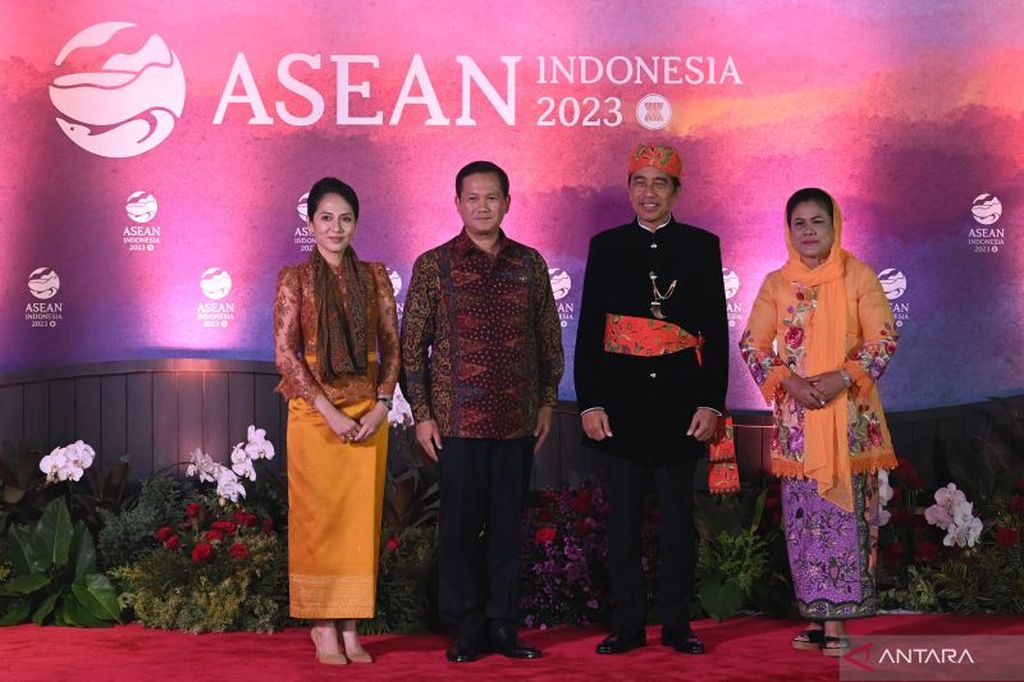 Presiden RI Joko Widodo dan Ibu Negara Iriana Joko Widodo berfoto bersama dengan Perdana Menteri Kamboja Hun Manet dan Ibu Pich Chanmony sebelum acara Gala Dinner KTT Ke-43 ASEAN di Hutan Kota Plataran, Kompleks GBK, Senayan, Jakarta, Rabu (6/9/2023).