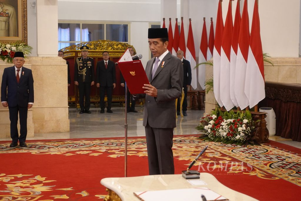 Presiden Joko Widodo mengambil sumpah dan melantik Marthinus Hukom sebagai Kepala Badan Narkotika Nasional (BNN) di Istana Negara, Jakarta, Jumat (8/12/2023).