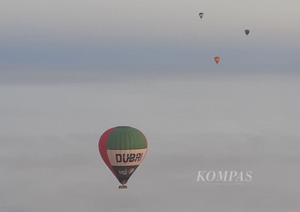  Empat balon udara mengangkasa di atas Gurun Dubai, Dubai, Uni Emirat Arab, Jumat (22/3/3024) pagi. Petualangan balon udara termasuk salah satu wisata Safari Gurun Dubai yang digemari turis asing.