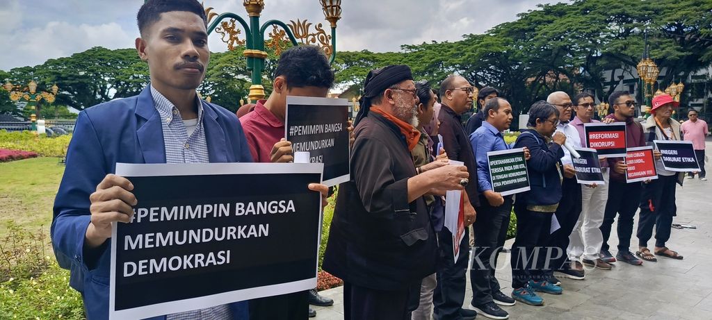 Seruan keprihatinan akademisi dan masyarakat sipil di Malang Raya disampaikan pada Senin (5/2/2024) di Bundaran Alun-alun Tugu Kota Malang, Jawa Timur.