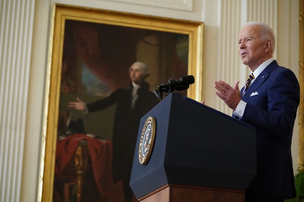 Presiden Amerika Serikat Joe Biden memberikan keterangan pers di Ruang Timur Gedung Putih, Washington DC, 19 Januari 2022. (Photo by MANDEL NGAN / AFP)