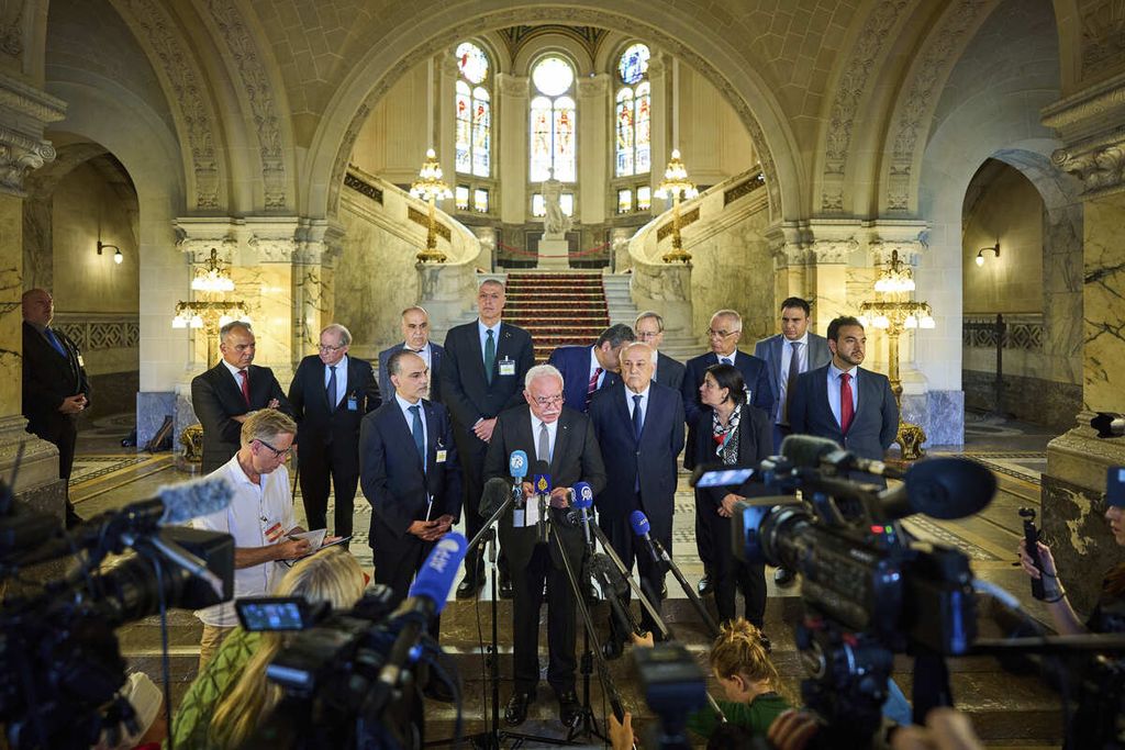 Penasihat kebijakan luar negeri Palestina, Riad Malki, berbicara kepada media di Mahkamah Internasional di Den Haag, Belanda, Jumat (19/7/2024). 