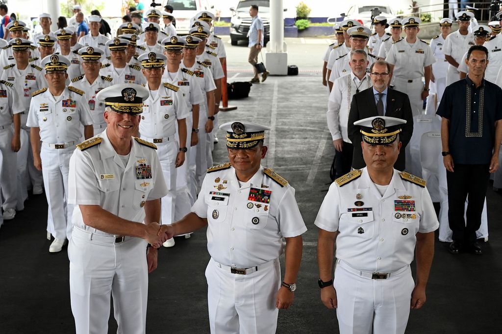 Komandan Armada Ketujuh Amerika Serikat,  Laksamana Madya Karl Thomas dan Kepala Staf Angkatan Laut Filipina Laksamana Madya Toribio Adaci berjabat tangan dalam upacara pembukaan Latihan Militer Gabungan Samasama 2023 di Manila, Senin (2/10/2023).