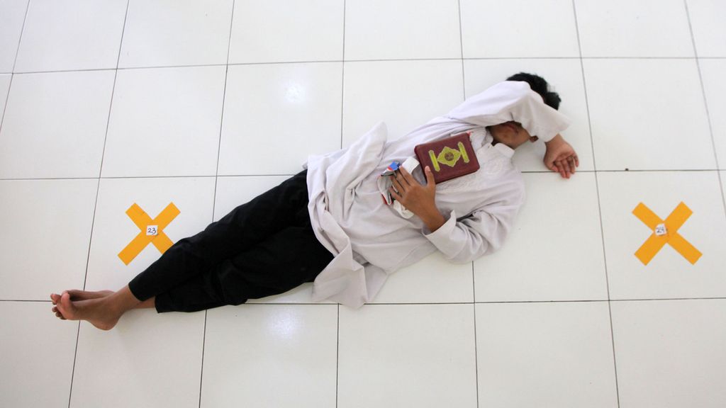Seorang santri tidur sejenak di jeda istirahat saat kegiatan tadarus Al Quran di Masjid Pesantren Daarul Quran Al Kautsar, Cibinong, Kabupaten Bogor, Sabtu (9/5/2020). 
