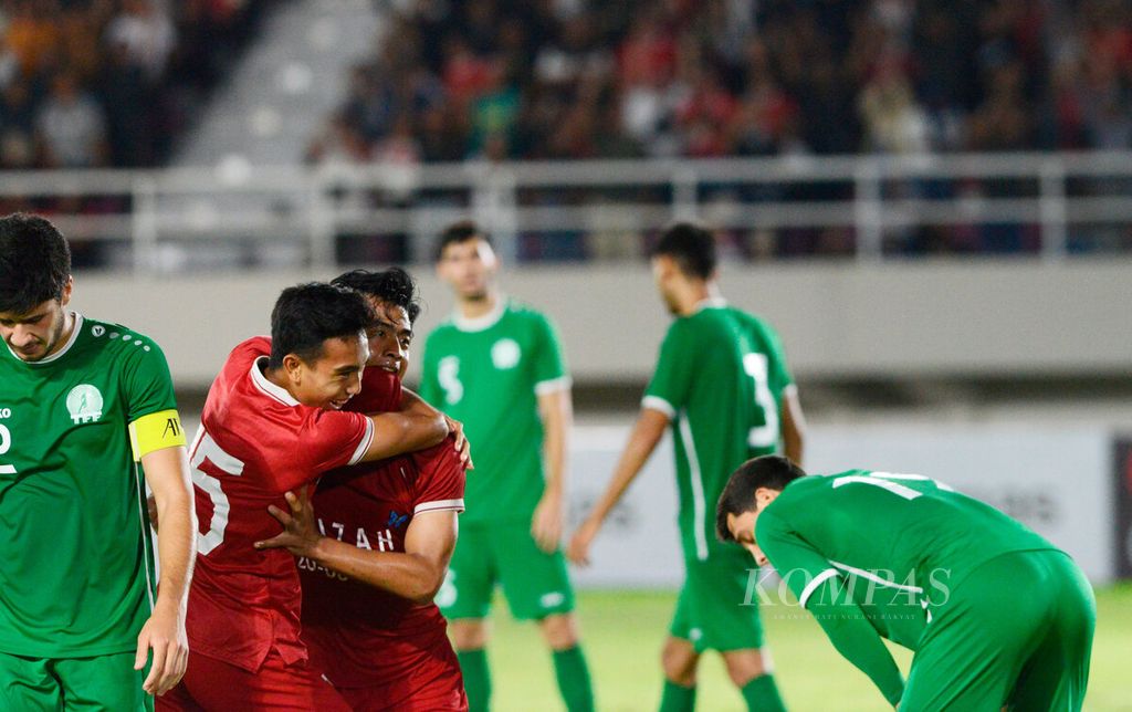 Kapten Indonesia U-23 Rizky Ridho Ramadhani memeluk Pratama Arhan Alif setelah menciptakan gol kedua bagi Indonesia saat menghadapi Turkmenistan pada babak kualifikasi Piala Asia U-23 2024 di Stadion Manahan, Kota Surakarta, Selasa (12/9/2023). 