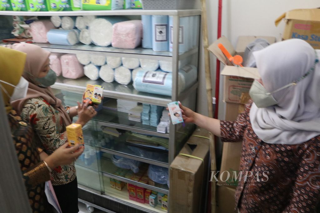 Medan City Government Health Service officers inspect syrup drugs that have been stored in a warehouse at a pharmacy on Jalan Setia Budi, Medan, North Sumatra, on Friday (21/10/2022).