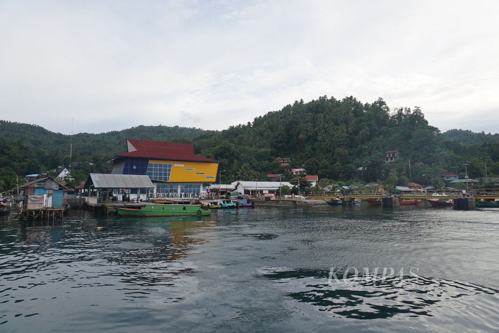 Aktivitas masyarakat di Pelabuhan Lembeh, Pulau Lembeh, Bitung, Sulawesi Utara, Rabu (9/2/2022).