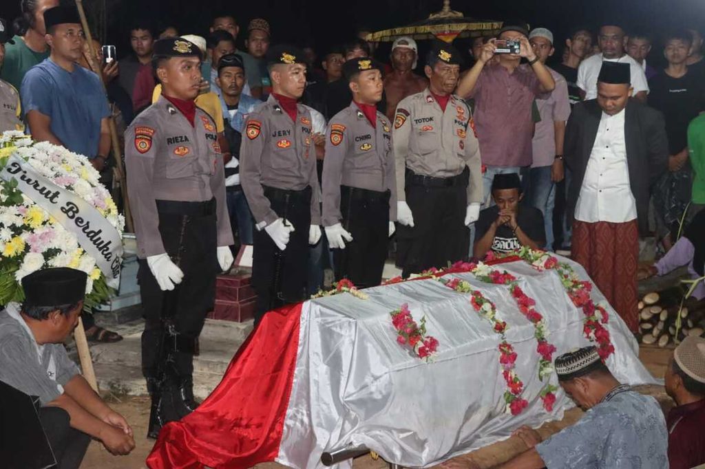 Jenazah Brigadir Satu Singgih Abdi Hidayat, anggota Polres Lampung Tengah yang tewas dibunuh, dimakamkan secara kedinasan pada Minggu (24/3/2024). Upacara pemakaman dipimpin Kapolres Lampung Tengah Ajun Komisaris Besar Andik Purnomo Sigit.