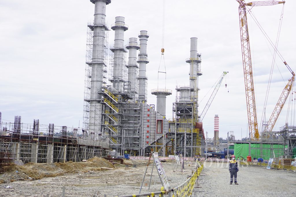 Suasana di salah satu sudut pembangunan program pengembangan kilang minyak atau refinery development master plan (RDMP) Pertamina Refinery Unit V Balikpapan, Kalimantan Timur, Sabtu (8/1/2022).