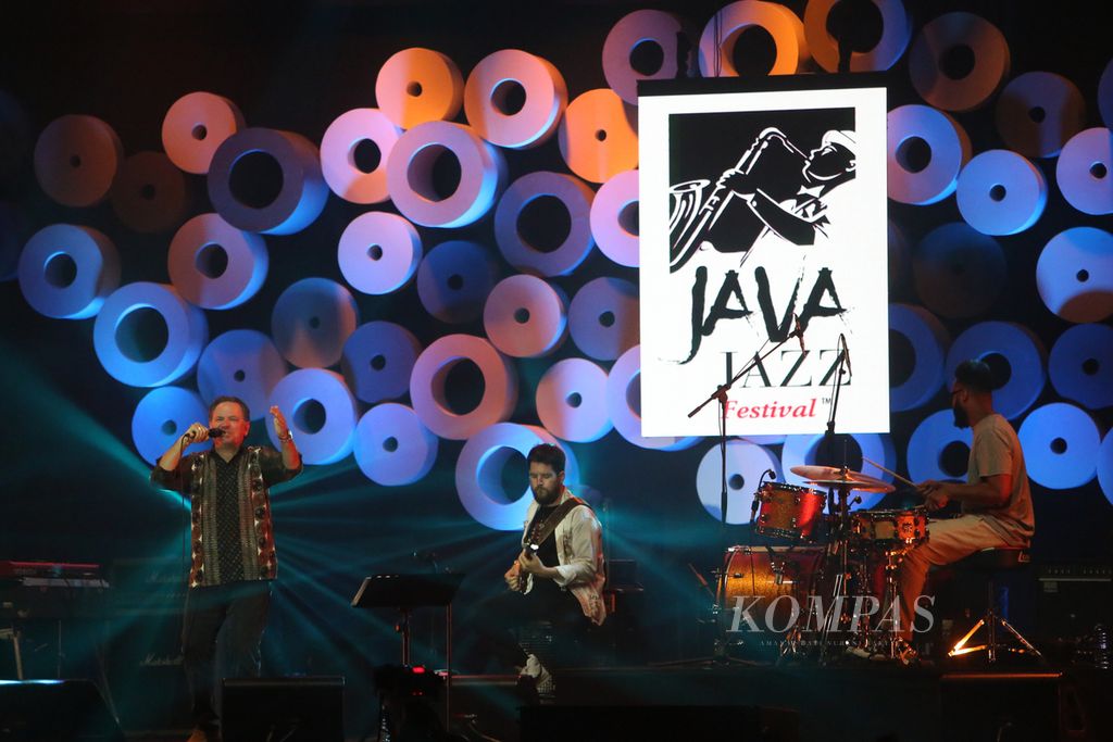 Penyanyi Jazz asal Amerika Serikat, Kurt Elling, tampil pada hari kedua di Jakarta International BNI Java Jazz Festival XVII di Jiexpo Kemayoran, Jakarta, Sabtu (28/5/2022). Elling adalah peraih dua Grammy Award untuk kategori <i>best jazz vocal album</i> pada tahun 2009 dan 2021.